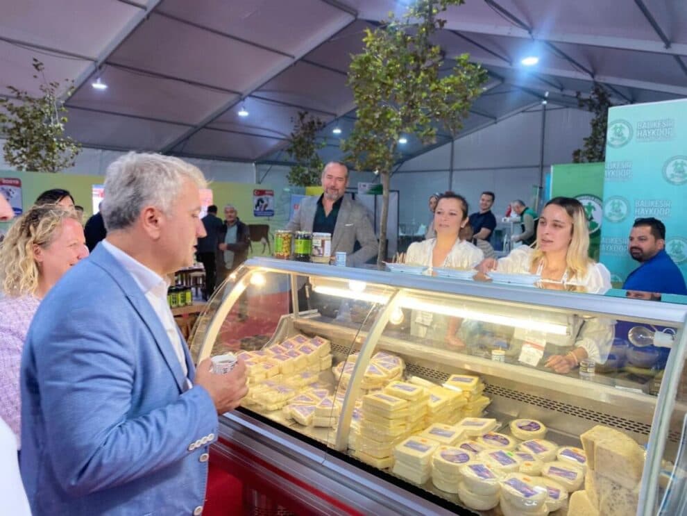 Balıkesir Tarım Fuarı'nda Gökçeyazı Kooperatifi standını ziyaret eden misafirler