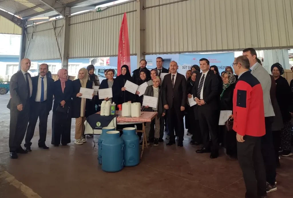 Gökçeyazı Kooperatifi süt sağım sertifikaların katılımcılara verilmesi.