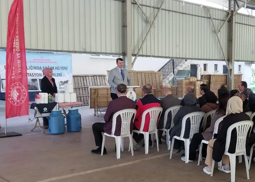 İvrindi Kaymakamı Faruk Atar Gökçeyazı Kooperatifi kadın çiftçiler eğitim sertifikası dağıtımı.