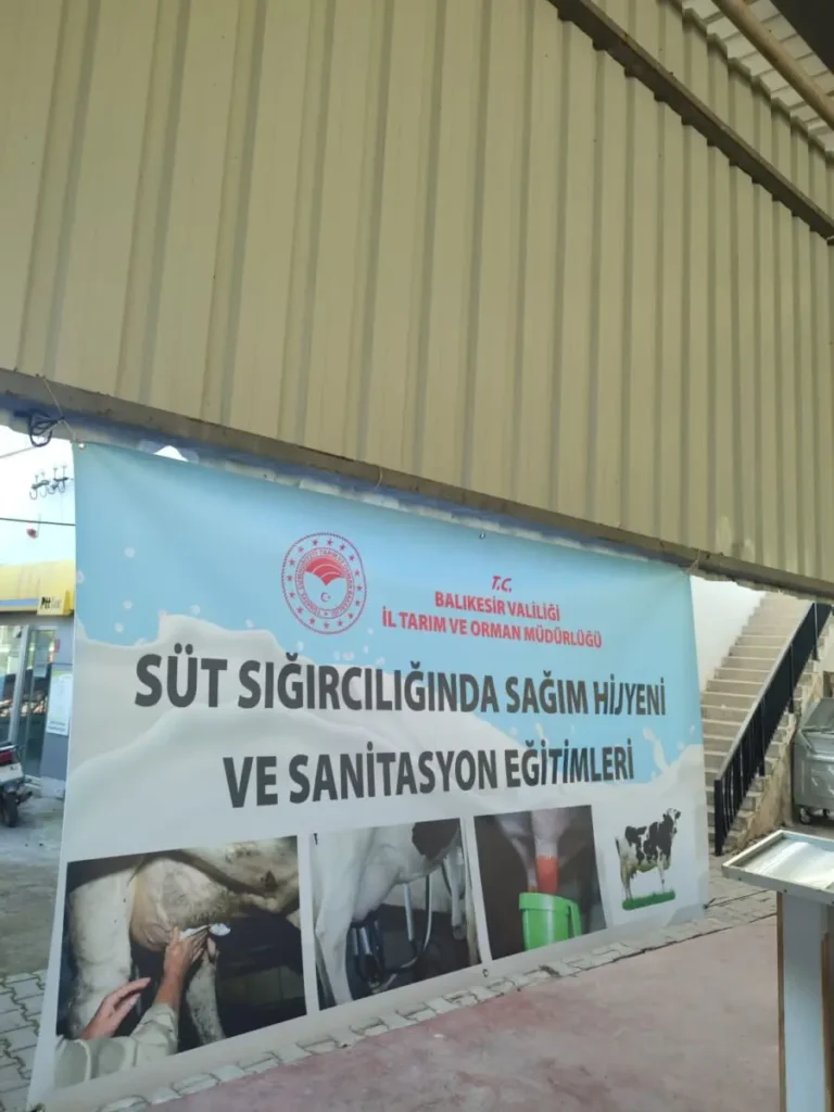 Süt sığırcılığında sağım hijyeni ve sanitasyon eğitimi Gökçeyazı Kooperatifi kursiyerleri.