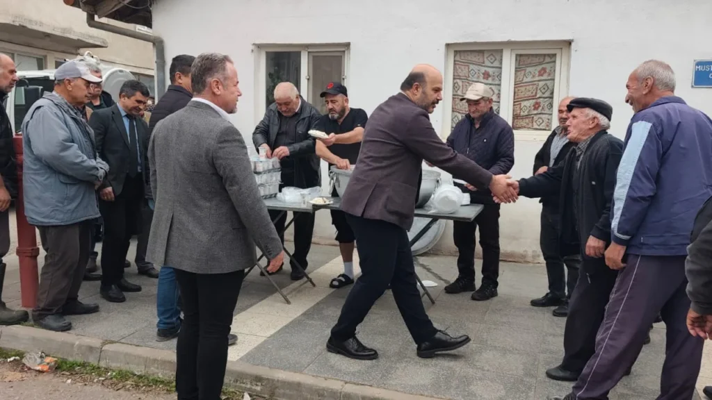 Gökçeyazı'da yeni süt toplama araçları için yapılan pilav ve kavurma ikramı