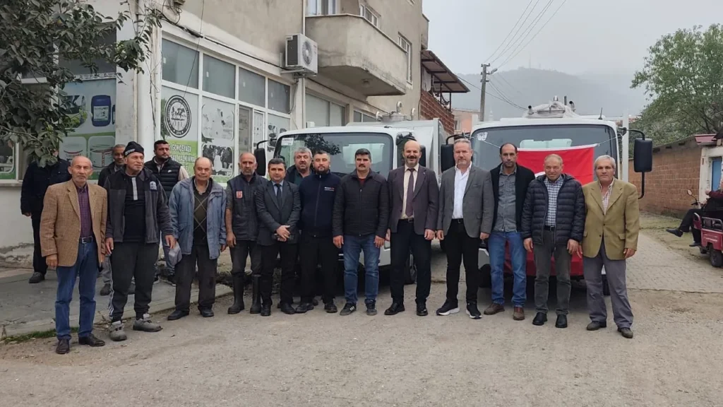 Gökçeyazı Kooperatifi ortakları ve misafirler yeni süt toplama araçlarının önünde